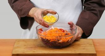 Салат из краснокочанной капусты со сметанной заправкой