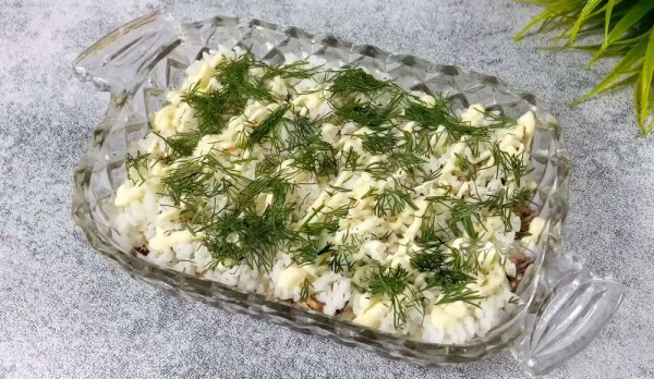 Салат со скумбрией и рисом