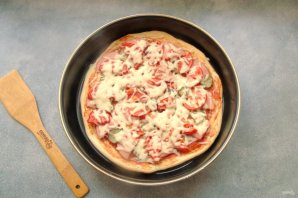 Пицца с солеными огурцами, колбасой и помидорами