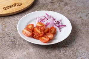 Соевый салат с помидорами