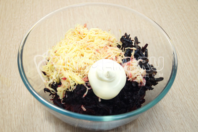 Салат со свёклой, черносливом и сыром «Барон»